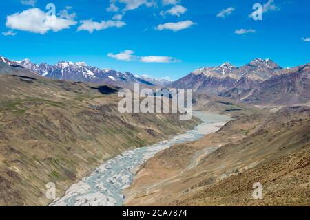 Himachal Pradesh, Indien - Chandra River (Chenab River) Blick vom Kunzum Pass (Kunzum La) - Chandra Taal (Moon Lake) Trekking Course in Lahaul and Spit Stockfoto