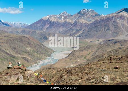 Chandra River (Chenab River) Blick vom Kunzum Pass (Kunzum La) - Chandra Taal (Moon Lake) Trekking Course in Lahaul und Spiti, Himachal Pradesh, Indien Stockfoto