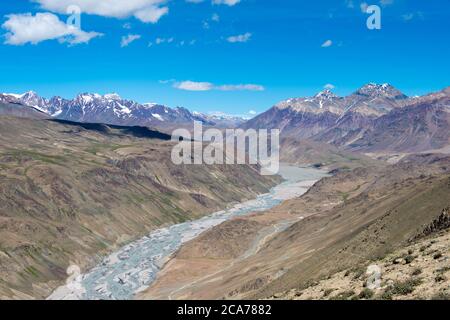 Chandra River (Chenab River) Blick vom Kunzum Pass (Kunzum La) - Chandra Taal (Moon Lake) Trekking Course in Lahaul und Spiti, Himachal Pradesh, Indien Stockfoto