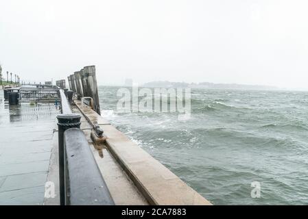 New York, Usa. August 2020. Der tropische Sturm Isaias wehte New York City aus, wie man es in Manhattan sieht. Das Wasser aus dem Meer wird von starkem Wind angetrieben, der auf dem Boden zu sehen ist. Allerdings war die Regenmenge viel geringer als in der Prognose, nur 1 Zoll. (Foto von Lev Radin/Pacific Press) Quelle: Pacific Press Media Production Corp./Alamy Live News Stockfoto