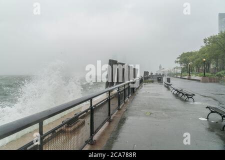 New York, Usa. August 2020. Der tropische Sturm Isaias wehte New York City aus, wie man es in Manhattan sieht. Das Wasser aus dem Meer wird von starkem Wind angetrieben, der auf dem Boden zu sehen ist. Allerdings war die Regenmenge viel geringer als in der Prognose, nur 1 Zoll. (Foto von Lev Radin/Pacific Press) Quelle: Pacific Press Media Production Corp./Alamy Live News Stockfoto