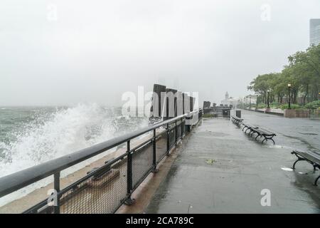 New York, Usa. August 2020. Der tropische Sturm Isaias wehte New York City aus, wie man es in Manhattan sieht. Das Wasser aus dem Meer wird von starkem Wind angetrieben, der auf dem Boden zu sehen ist. Allerdings war die Regenmenge viel geringer als in der Prognose, nur 1 Zoll. (Foto von Lev Radin/Pacific Press) Quelle: Pacific Press Media Production Corp./Alamy Live News Stockfoto