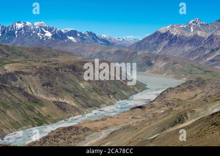 Chandra River (Chenab River) Blick vom Kunzum Pass (Kunzum La) - Chandra Taal (Moon Lake) Trekking Course in Lahaul und Spiti, Himachal Pradesh, Indien Stockfoto