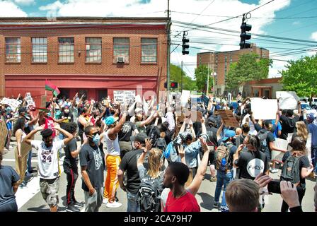 Dayton, Ohio, Vereinigte Staaten 05/30/2020 Demonstranten bei einer Kundgebung mit schwarzen Menschenleben marschieren die Straße entlang, halten Schilder und tragen Masken, die Hände hoch Stockfoto