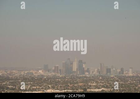 Los Angeles, Kalifornien, USA. August 2020. Die Downtown Los Angeles Skyline ist durch Rauch von Waldbränden verdeckt wird aus Kenneth Hahn State Recreation Area gesehen Dienstag, 4. August 2020 in Los Angeles. Kredit: Ringo Chiu/ZUMA Wire/Alamy Live Nachrichten Stockfoto