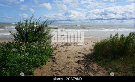 Wind Advisory bringt raue Brandung an Lake Michigan Illinois Ufer an einem Sommertag. Stockfoto