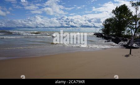 Wind Advisory bringt raue Brandung an Lake Michigan Illinois Ufer an einem Sommertag. Stockfoto