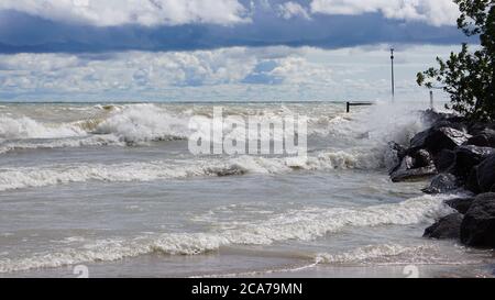 Wind Advisory bringt raue Brandung an Lake Michigan Illinois Ufer an einem Sommertag. Stockfoto