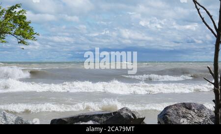 Wind Advisory bringt raue Brandung an Lake Michigan Illinois Ufer an einem Sommertag. Stockfoto