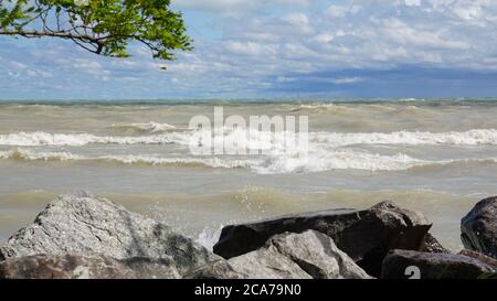 Wind Advisory bringt raue Brandung an Lake Michigan Illinois Ufer an einem Sommertag. Stockfoto