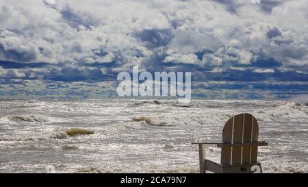 Wind Advisory bringt raue Brandung an Lake Michigan Illinois Ufer an einem Sommertag. Stockfoto