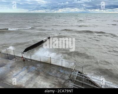 Wind Advisory auf Lake Michigan bringt hohe Wellen auf die Illinois Küste an einem Sommertag Stockfoto