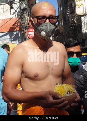 Kathmandu, Nepal. August 2020. Ein nepalesischer Mann mit Gesichtsmaske nimmt an einer Prozession zum Gaijatra-Fest oder dem Fest der Kühe inmitten der Coronavirus-Pandemie in Kathmandu, Nepal, Teil. Hindus feiern das Fest in Gedenken an die Toten Lieben und beten für den Frieden, Seele zu Ehren Kühe oder schmücken Menschen als Kühe in den Straßen. (Foto: Archana Shrestha/Pacific Press) Quelle: Pacific Press Media Production Corp./Alamy Live News Stockfoto