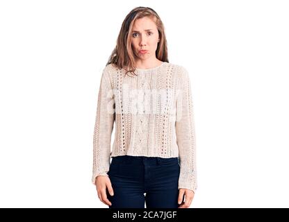 Junge schöne blonde Frau trägt Casual Pullover deprimiert und Sorge für Not, Weinen wütend und Angst. Trauriger Ausdruck. Stockfoto