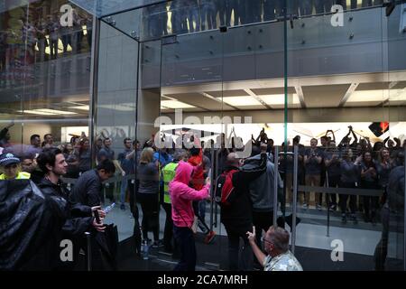 Sydney, Australien. 25. September 2015. Im Bild: Die Türen werden geöffnet, um die ersten Käufer um 8 Uhr morgens einzulassen, während Apple-Mitarbeiter sie anfeuern und klatschen. Lindsa Stockfoto