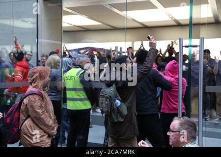 Sydney, Australien. 25. September 2015. Im Bild: Die Türen werden geöffnet, um die ersten Käufer um 8 Uhr morgens einzulassen, während Apple-Mitarbeiter sie anfeuern und klatschen. Lindsa Stockfoto