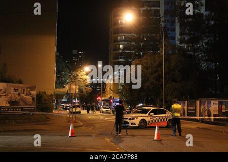 Parramatta, Sydney, Australien. Oktober 2015 (ca. 22 Uhr). Polizei absperren die Straßen um den Ort des Schießvorfalls, in dem eine Polizei Stockfoto