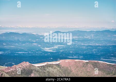Blick vom Gipfel des Pikes mit Blick auf die umliegende landschaft colorados. Fourteener für Meilen sehen Stockfoto