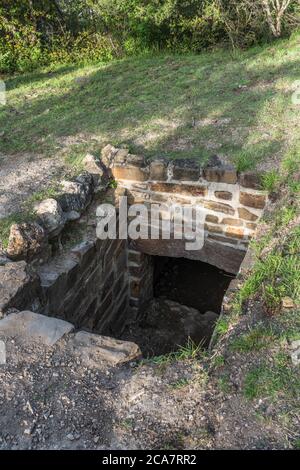 Eintritt zum Grab 118 in den präkolumbianischen Zapoteken-Ruinen von Monte Alban in Oaxaca, Mexiko. Ein UNESCO-Weltkulturerbe. Stockfoto