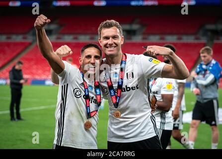 London, Großbritannien. August 2020. Anthony Knockaert (ausgeliehen von Brighton & Hove Albion) & Kevin McDonald von Fulham feiern Promotion während des Sky Bet Championship Play-Off Finalmatches zwischen Brentford und Fulham am 4. August 2020 im Wembley Stadium, London, England. Fußballstadien bleiben aufgrund der Covid-19-Pandemie leer, da staatliche Gesetze zur sozialen Distanzierung Fans innerhalb von Spielstätten verbieten, was dazu führt, dass alle Spielanlagen bis auf weiteres hinter verschlossenen Türen gespielt werden. Foto von Andrew Aleksiejczuk/Prime Media Images. Kredit: Prime Media Images/Alamy Live Nachrichten Stockfoto