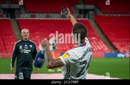 London, Großbritannien. August 2020. Anthony Knockaert (ausgeliehen von Brighton & Hove Albion) von Fulham Videoanruf während der Feierlichkeiten während des Sky Bet Championship Play-Off Finalmatches zwischen Brentford und Fulham im Wembley Stadium, London, England am 4. August 2020. Fußballstadien bleiben aufgrund der Covid-19-Pandemie leer, da staatliche Gesetze zur sozialen Distanzierung Fans innerhalb von Spielstätten verbieten, was dazu führt, dass alle Spielanlagen bis auf weiteres hinter verschlossenen Türen gespielt werden. Foto von Andrew Aleksiejczuk/Prime Media Images. Kredit: Prime Media Images/Alamy Live Nachrichten Stockfoto