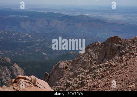 Blick vom Gipfel des Pikes mit Blick auf die umliegende landschaft colorados. Fourteener für Meilen sehen Stockfoto