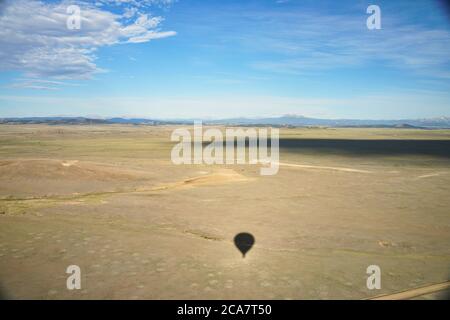 Colordo Landschaft aus Heißluftballon. Auf Ebenen sichtbarer Ballonschatten. Berge sind in der Ferne zu sehen Stockfoto