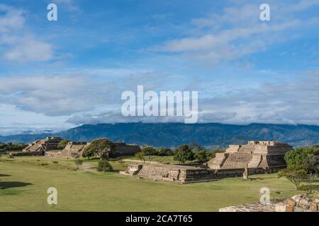 Die Pyramiden der Gruppe IV, Gebäude L und Gruppe M in den präkolumbianischen Zapoteken-Ruinen von Monte Alban in Oaxaca, Mexiko. Ein UNESCO-Weltkulturerbe. Stockfoto