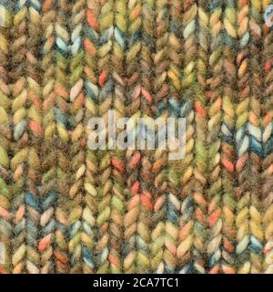 Warme grün beige blau rosa gestrickte Wolle Melange Mischung handgefertigten Kleidungsstück Hintergrund, große detaillierte vertikale bunte strukturierte Wolle Strickmuster Stockfoto