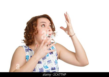 Porträt einer jungen rothaarigen übergewichtigen schockierten Frau auf einem weißen Hintergrund isoliert Stockfoto