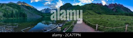 Panoramabild von Maroon Bells und den umliegenden Wanderwegen zum Wandern und Fotos. Sonnenuntergang rund um den State Park in colorado Stockfoto