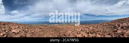 Blick vom Gipfel des Pikes mit Blick auf die umliegende landschaft colorados. Fourteener für Meilen sehen Stockfoto