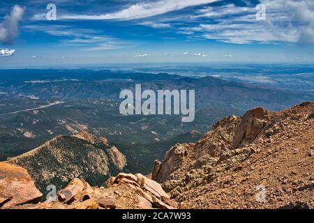 Blick vom Gipfel des Pikes mit Blick auf die umliegende landschaft colorados. Fourteener für Meilen sehen Stockfoto