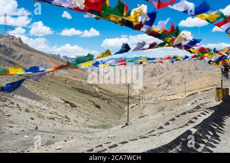 Ladakh, Indien - Tibetanische Gebetsfahne zum Fotu La Pass in Ladakh, Jammu und Kaschmir, Indien. Stockfoto