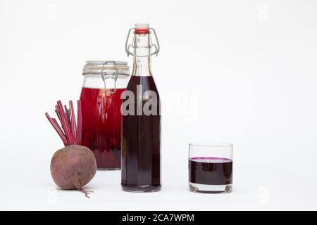 Hausgemachte Rüben Kvass. Ein fermentierter probiotischer Rote Bete Drink Stockfoto