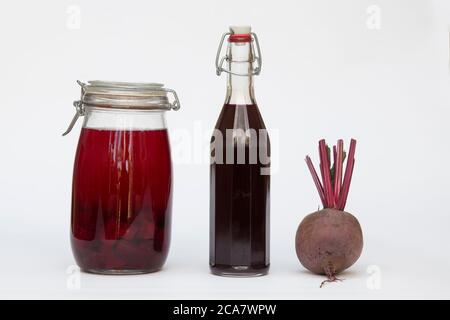 Hausgemachte Rüben Kvass. Ein fermentierter probiotischer Rote Bete Drink Stockfoto