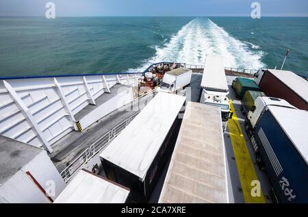 Autos und Lastwagen auf der Fähre zwischen Dover in Großbritannien und Dünkirchen in Frankreich Stockfoto