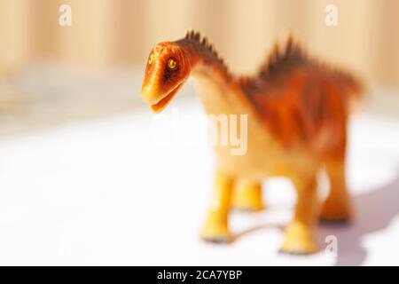 Ein unglücklicher Plastikspielzeug-Dinosaurier Stockfoto