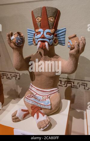 Eine moderne Darstellung der Zapotec Keramik von Künstler Lalo Martinez, die die Zapotec diety Cosijo, der gott des Blitzes. Site Museum von Mont Stockfoto