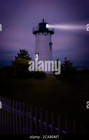 Martha's Vineyard Sound und Nantucket Sound der East Chop weiß und schwarz Leuchtturm in Oak Bluffs mit weißem Pfostenzaun Stockfoto