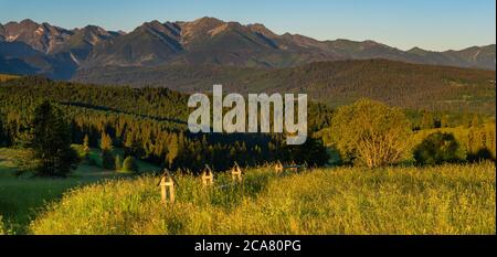 Panoramen der Tatra in Polen in einem schönen Sommerumzug Stockfoto