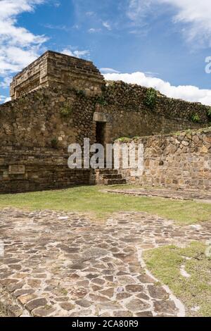 Detail von Mauerwerk und einer Tür im Gebäude U in der präkolumbianischen Zapotec-Ruine des Monte Alban in Oaxaca, Mexiko. Ein Tempel wurde ursprünglich darauf gebaut Stockfoto