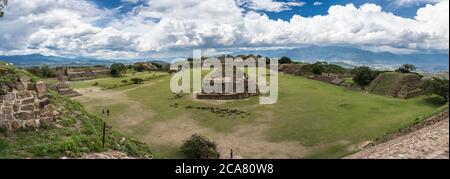 Ein Panoramablick auf das Observatorium und den Hauptplatz von oben auf der Südplattform auf den präkolumbianischen Zapotec Ruinen von Monte Alban in Oaxaca, Mexic Stockfoto