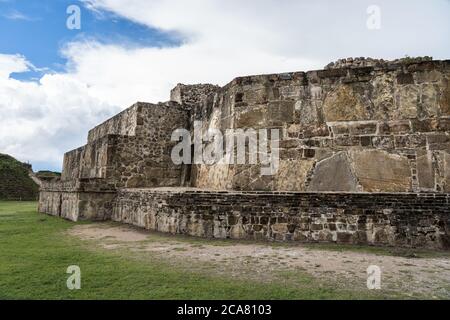 Das Observatorium oder Gebäude J mit seinen Eroberungssteinen und der Hauptplatz an den präkolumbianischen Zapoteken-Ruinen von Monte Alban in Oaxaca, Mexiko. Stockfoto