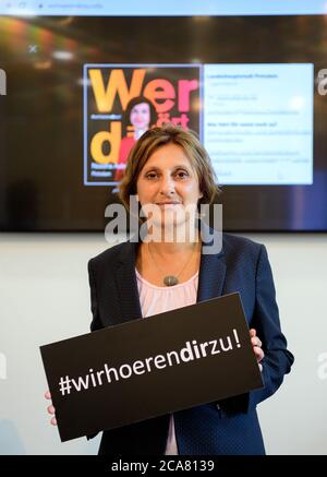 Potsdam, Deutschland. August 2020. Britta Ernst (SPD), Brandenburgische Ministerin für Bildung, Jugend und Sport, bei der Pressekonferenz zum Start der Kinderschutzkampagne '#Wir hören Ihnen zu! Quelle: Soeren Stache/dpa-Zentralbild/ZB/dpa/Alamy Live News Stockfoto