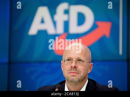 Potsdam, Deutschland. August 2020. Andreas Kalbitz, Fraktionsvorsitzende der Brandenburgischen AfD, bei einer Pressekonferenz nach einem Treffen seiner Fraktion. Quelle: Soeren Stache/dpa-Zentralbild/dpa/Alamy Live News Stockfoto