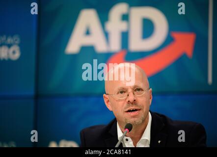 Potsdam, Deutschland. August 2020. Andreas Kalbitz, Fraktionsvorsitzende der Brandenburgischen AfD, bei einer Pressekonferenz nach einem Treffen seiner Fraktion. Quelle: Soeren Stache/dpa-Zentralbild/dpa/Alamy Live News Stockfoto