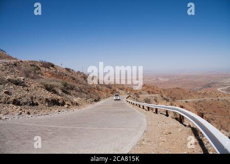 Spreetshoogte Pass, Namibia Nov 30 2016: Fahrzeug auf dem Weg nach Windhoek über die steile Spreetshoogte Pass Straße in der abgelegenen Wüste Namibias. Stockfoto