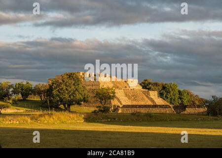 Die Pyramiden der Gruppe IV bei Sonnenaufgang in den präkolumbianischen Zapotec Ruinen von Monte Alban in Oaxaca, Mexiko. Ein UNESCO-Weltkulturerbe. Stockfoto