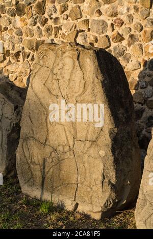 Die Danzantes sind in Stein gemeißelte Figuren, die zeigen, was als verstümmelte Gefangene in den präkolumbianischen Zapoteken-Ruinen von Monte Alban in Oaxac gedacht wird Stockfoto